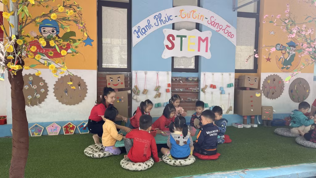 Học sinh Trường Mầm non thị trấn Ba Chẽ (huyện Ba Chẽ) trải nghiệm làm các vật dụng từ thiên nhiên tại Góc STEM của nhà trường.