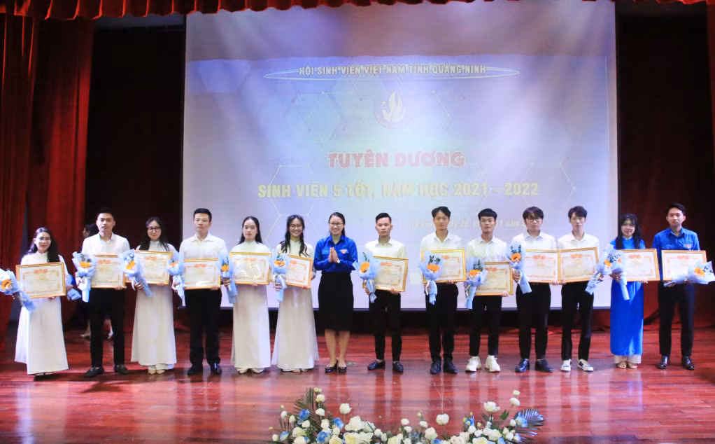 Nguyễn Việt Anh (thứ chín, trái sang) nhận bằng khen “Sinh viên 5 tốt” cấp tỉnh năm học 2021-2022.