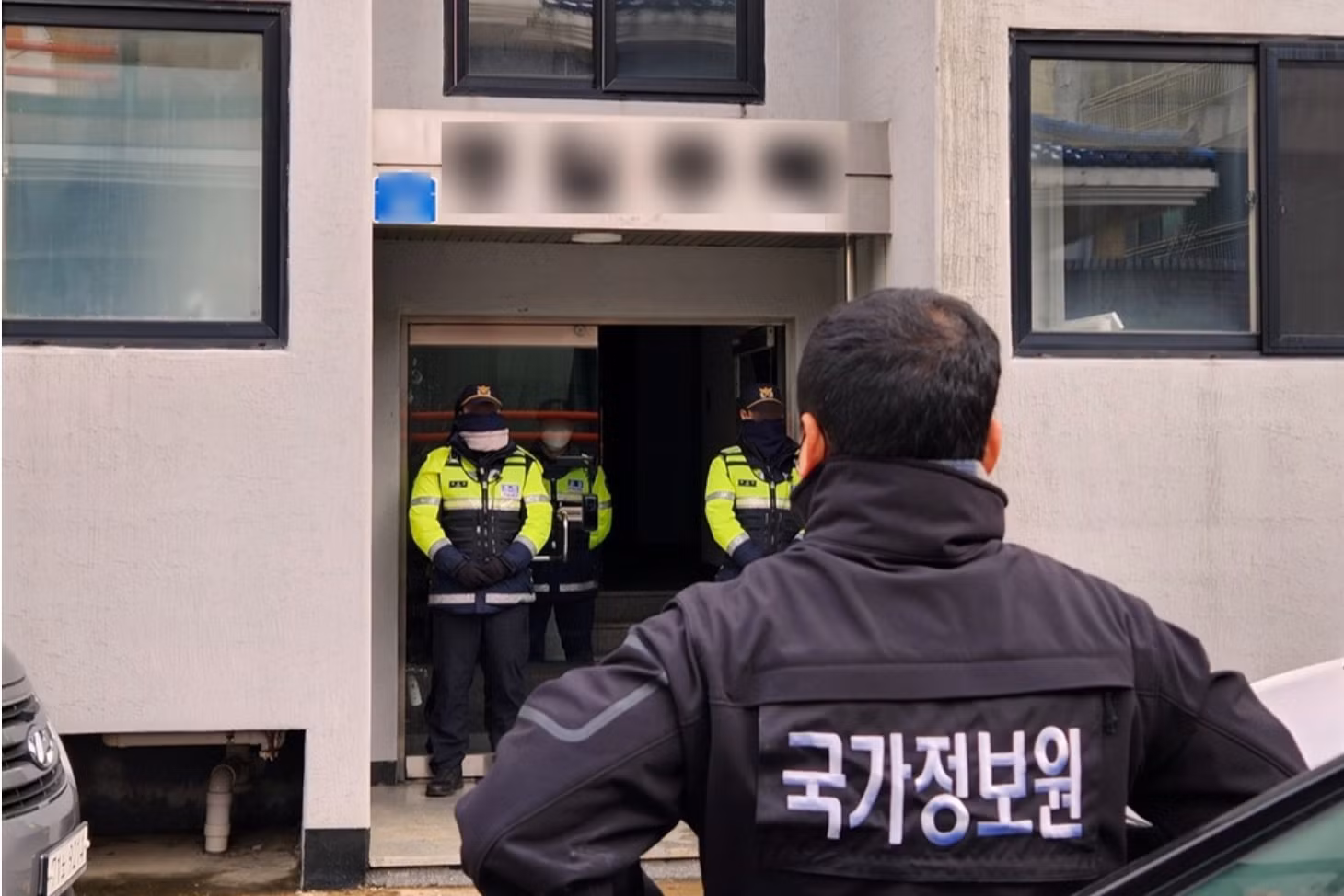 Nhân viên điều tra đột kích văn phòng đảng Tiến bộ ở Jeju. Ảnh: Korea Tímes