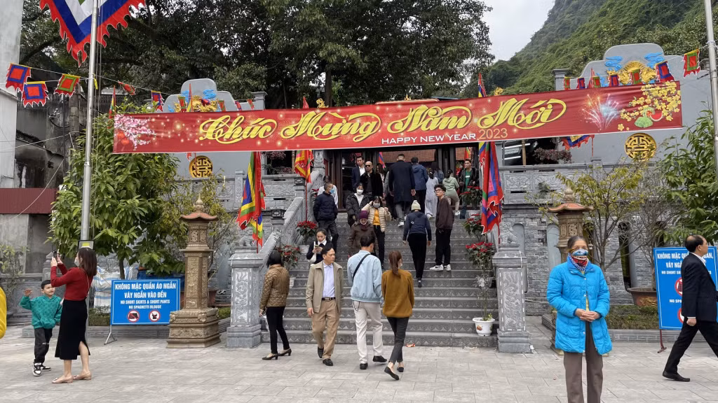Du khách tới tham quan đền Đức Ông Trần Quốc Nghiễn (TP Hạ Long)