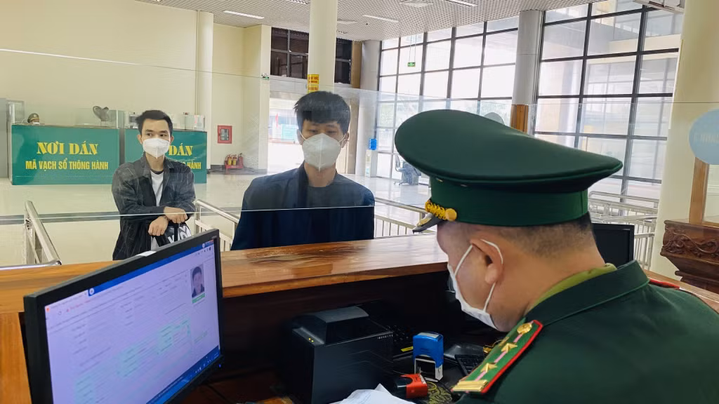 Cán bộ Đồn Biên phòng cửa khẩu quốc tế Móng Cái làm thủ tục XNC cho người dân Trung Quốc về nước theo diện thông quan hẹn trước.
