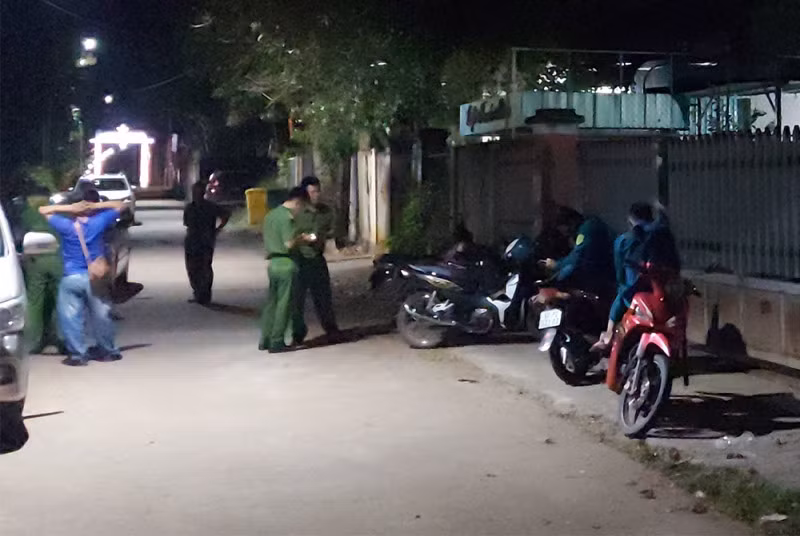 Lực lượng chức năng khám nghiệm hiện trường vụ án.