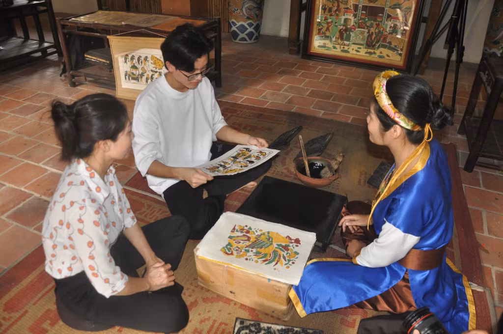 Trải nghiệm làm tranh Đông Hồ tại làng Nương Yên Tử.