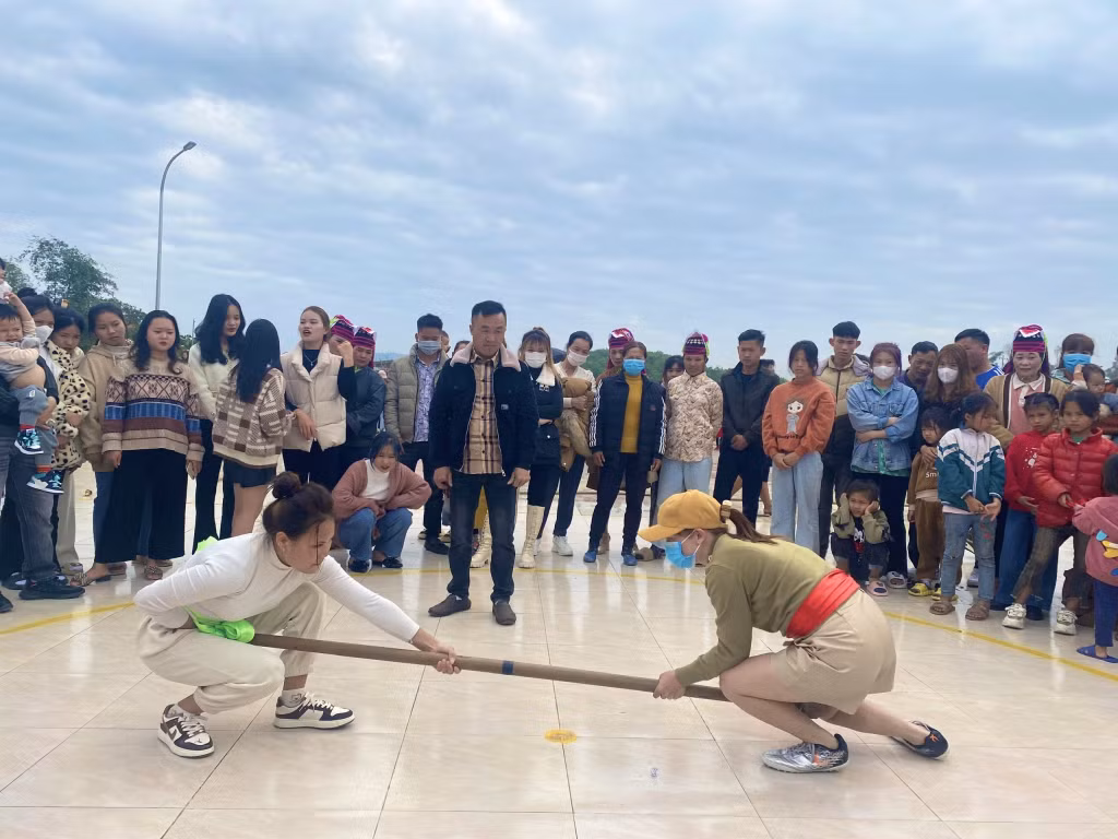 Những hình ảnh đẹp thể hiện sự vui tươi, phấn khởi của bà con dân tộc vùng cao Quảng Đức tại trung tâm xã để tham gia các hoạt động vui xuân