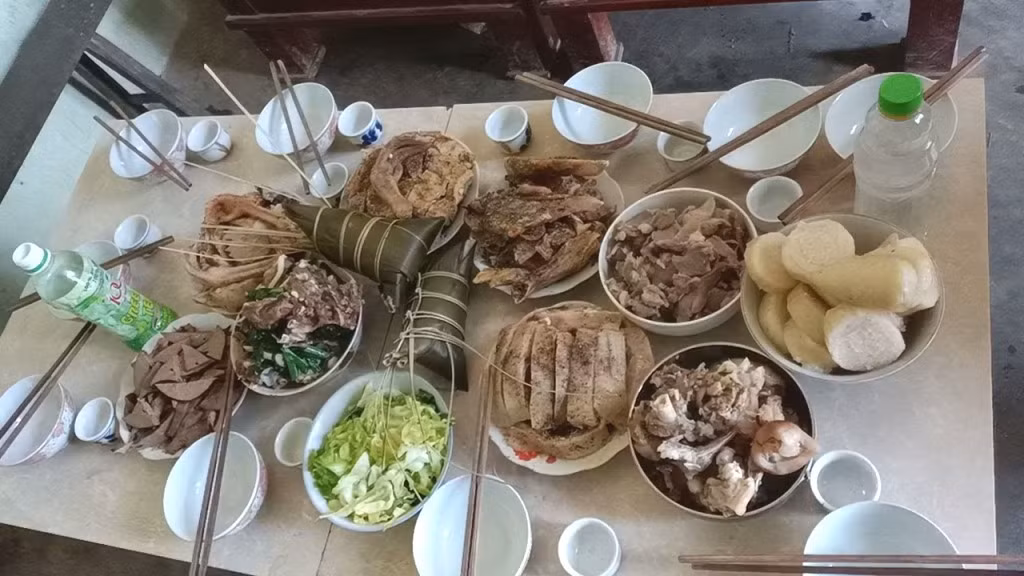 Mâm cỗ cúng của người Dao là những món ăn do gia đình tự nuôi, trồng.