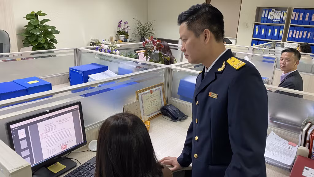 Cán bộ phòng nghiệp vụ dự toán pháp chế (Cục Thuế tỉnh) trao đổi về dự toán số thu ngân sách quý I/2023.