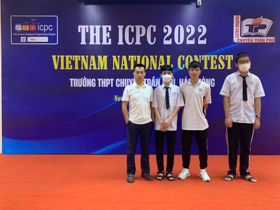Thầy giáo Hà Đại Tôn (ngoài cùng bên trái) cùng học sinh xuất sắc của Trường Chuyên Hạ Long tại Kỳ thi Olympic Tin học sinh viên Việt Nam 2022.