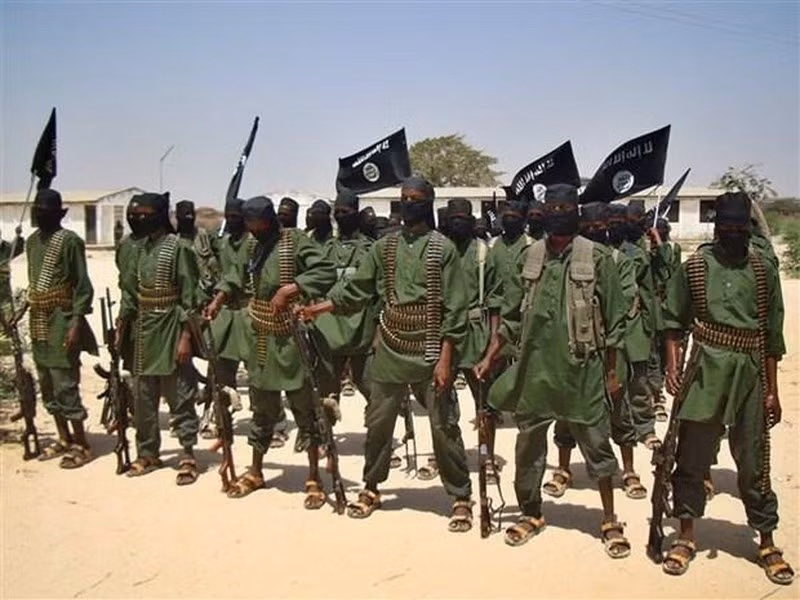 Các tay súng nhóm Hồi giáo Al-Shabaab tại một địa điểm ở ngoại ô Mogadishu, Somalia. Ảnh minh họa: AFP/TTXVN
