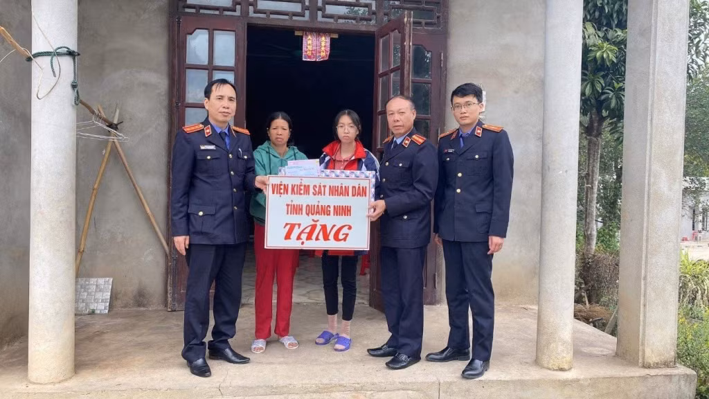 Viện KSND tỉnh tặng quà Tết cho gia đình em Trần Mai Hoà (xã Vô Ngại, huyện Bình Liêu) - học sinh có hoàn cảnh khó khăn được đơn vị nhận đỡ đầu.