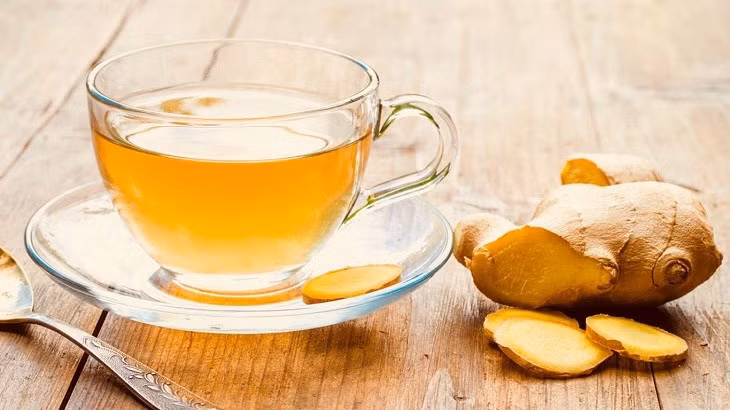 Uống trà gừng là biện pháp dân gian chữa khó tiêu hiệu quả.