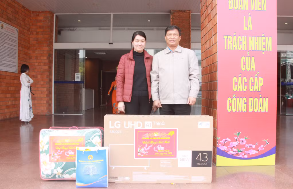 Anh Nguyễn Đức Sơn, công nhân Công ty Cầu Phà Quảng Ninh chia vui cùng đồng nghiệp khi nhận được phần quà Tết từ LĐLĐ tỉnh.