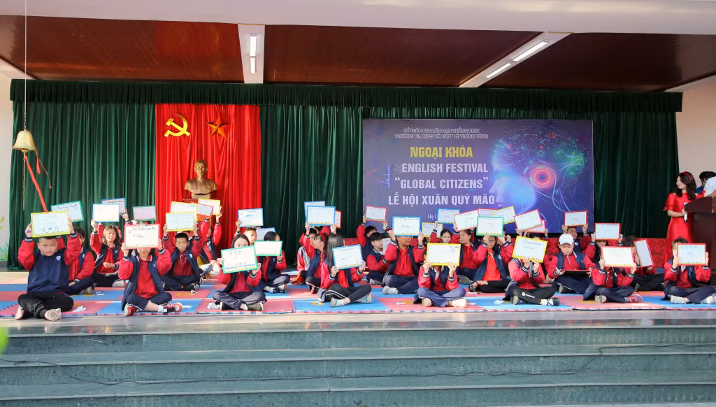 Các bạn học sinh thi Rung chuông vàng vận dụng các kiến thức liên môn.