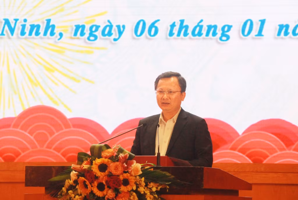 Đồng chí Cao Tường Huy, Quyền Chủ tịch UBND tỉnh phát biểu tại buổi gặp mặt.