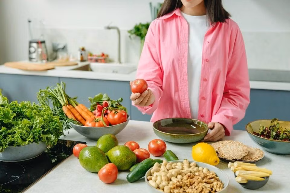Việc áp dụng các chế độ ăn uống giúp cơ thể khỏe mạnh, kéo dài tuổi thọ. Ảnh: Pexels.