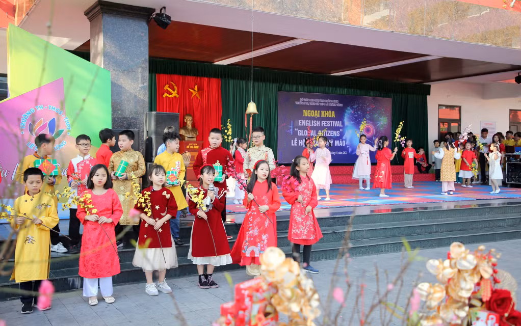 ...và cùng nhau biểu diễn những tiết mục văn nghệ vui tươi, rộn ràng đón chào năm mới.