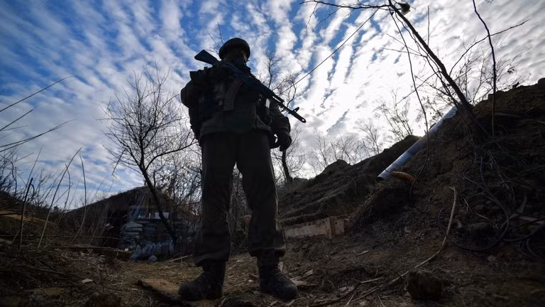 Một binh sĩ Nga đứng canh gác tại chiến trường Ukraine. Ảnh: Sputnik