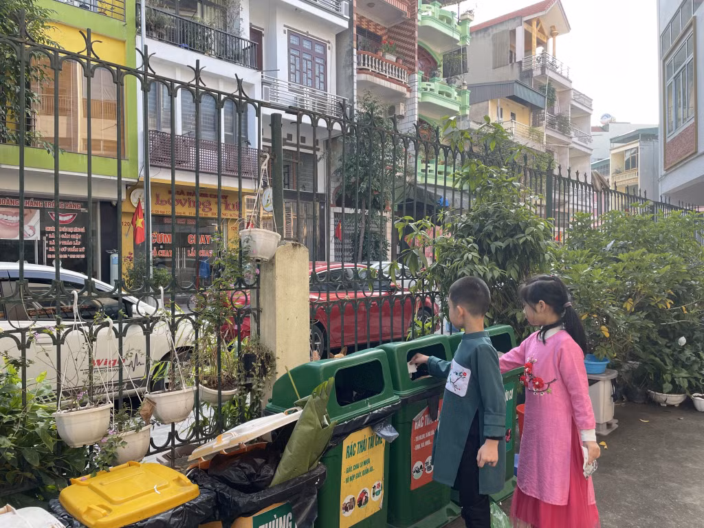 Học sinh Trường Tiểu học Hữu Nghị (TP Hạ Long) phân loại rác tại trường học.