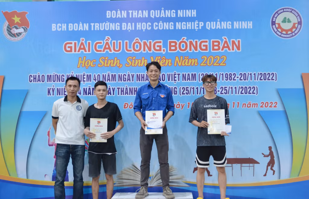 Nguyễn Việt Anh đoạt giải nhất Giải cầu lông, bóng bàn học sinh, sinh viên năm 2022 chào mừng kỷ niệm 40 năm Ngày Nhà giáo Việt Nam 20/11 (1982-2022) do Đoàn trường tổ chức.