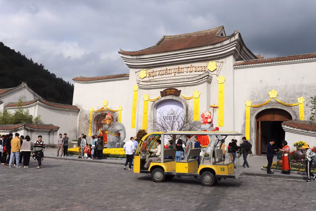Du khách tham quan danh thắng Yên Tử (TP Uông Bí) trong dịp nghỉ Tết.