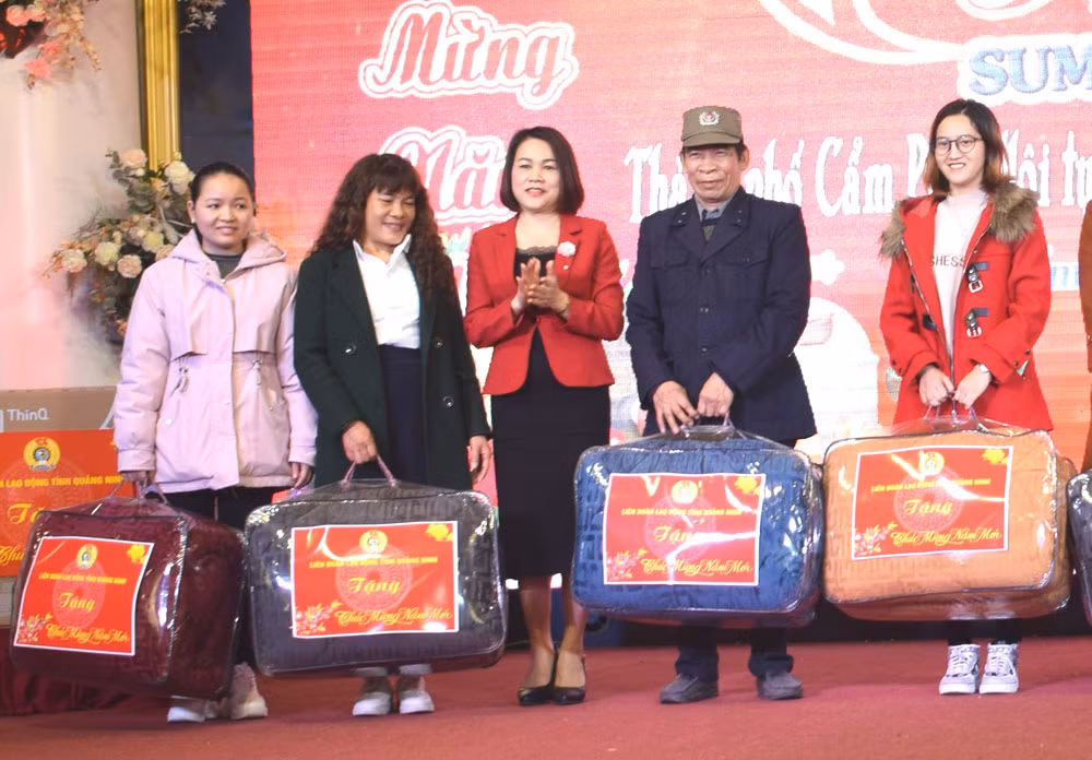 Niềm vui của các đoàn viên công đoàn khi bốc thăm trúng thưởng được chăn bông