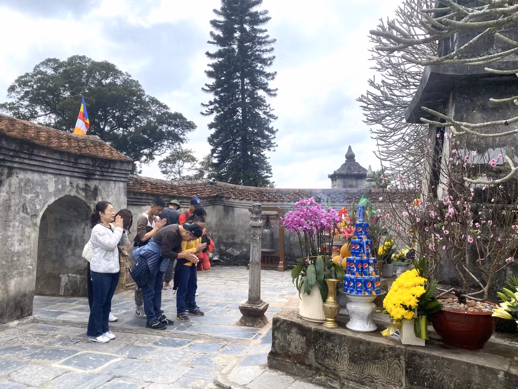Người dân và du khách thắp hương tại chùa Hoa Yên.