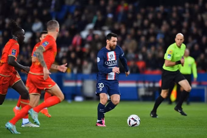 Messi đi bóng trong trận PSG thắng Angers 2-0 tại Parc des Princes ngày 11/1. Ảnh: psg.fr