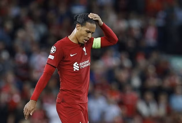 Van Dijk ngồi ngoài.