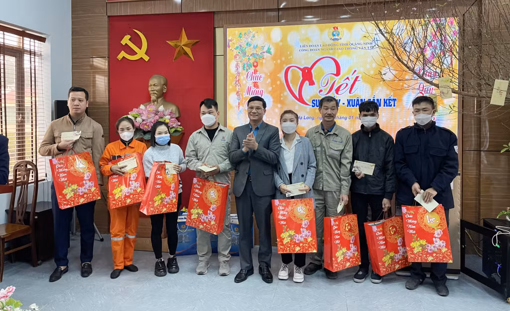 CNLĐ được nhận quà Tết của Quỹ xã hội ngành GT-VT Việt Nam và ngành GT-VT tỉnh tại chương trình "Tết sum vầy - Xuân gắn kết" năm 2023. Ảnh: Cao Quỳnh