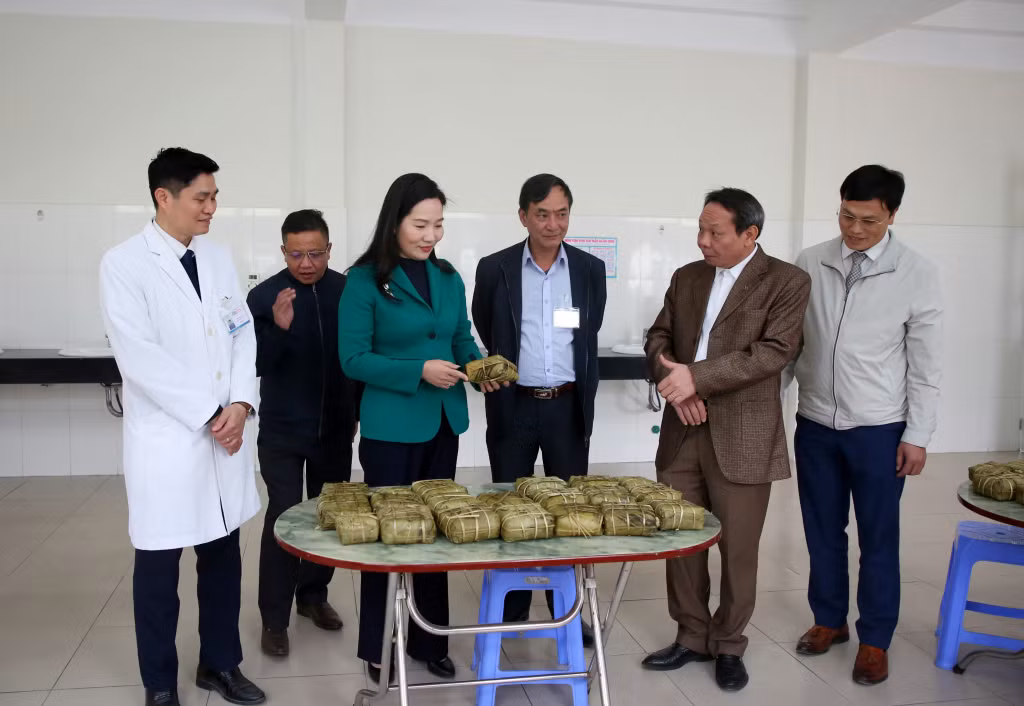 Đồng chí Phó Chủ tịch UBND tỉnh kiểm tra công tác chuẩn bị đón Tết cho bệnh nhân của Bệnh viện Bảo vệ sức khỏe tâm thần Quảng Ninh.