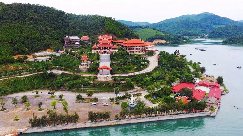 Chùa Cái Bầu tọa lạc tại thôn 1, xã Hạ Long.