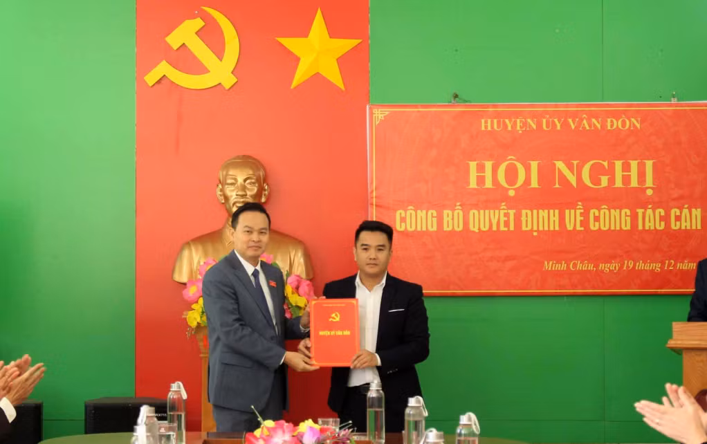 Đồng chí Trương Mạnh Hùng, Bí thư Huyện uỷ Vân Đồn trao quyết định điều động và chỉ định đồng chí Nguyễn Thanh Sơn, Phó Chánh Văn phòng Huyện uỷ giữ chức vụ Bí thư Đảng uỷ xã Minh Châu nhiệm kỳ 2020 - 2025.