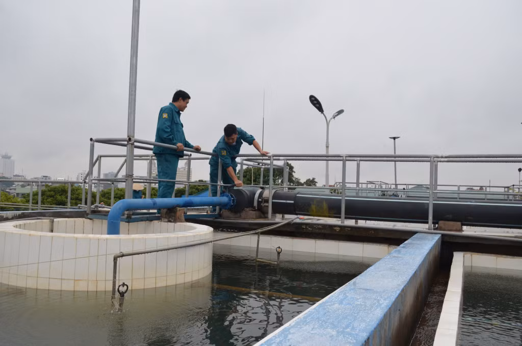 Công nhân Xí nghiệp nước Móng Cái vận hành Trạm cấp nước Đoan Tĩnh