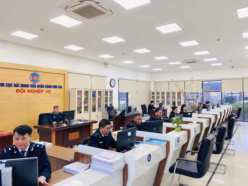 100% cán bộ, công chức Chi cục Hải quan cửa khẩu cảng Hòn Gai đều có mặt để giải quyết thủ tục thông quan cho các doanh nghiệp qua hệ thống thông quan điện tử.