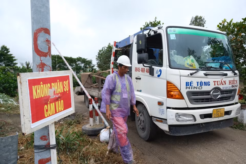 Cạp xáng dây được đưa vào hiện trường cầu Rọc Sen trong ngày 10/1. Ảnh: Hoàng Giám.