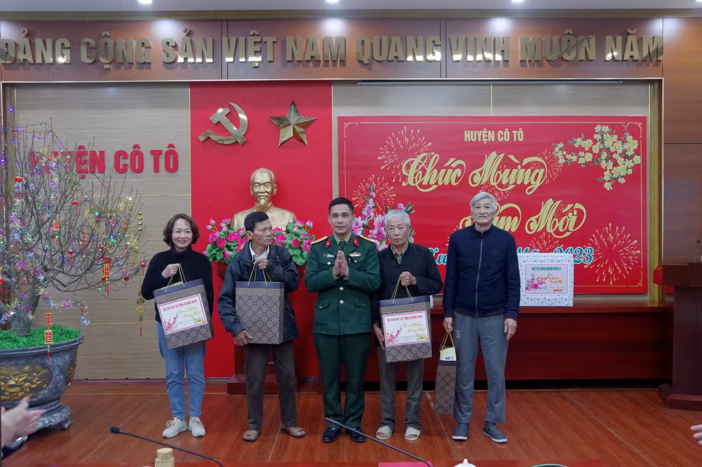 Bộ CHQS tỉnh Quảng Ninh tặng quà cho các đối tượng chính sách trên địa bàn huyện Cô Tô.