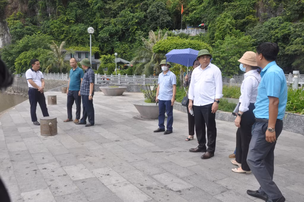 Việc kiểm tra sẽ được tiến hành trên nhiều lĩnh vực nhằm kịp thời xử lý nghiêm các cơ sở kinh doanh dịch vụ du lịch có vi phạm trên địa bàn TP Hạ Long. Ảnh chụp đoàn kiểm tra của tỉnh phối hợp với thành phố, các đơn vị liên quan kiểm tra trên Vịnh Hạ Long, tháng 7/2022.