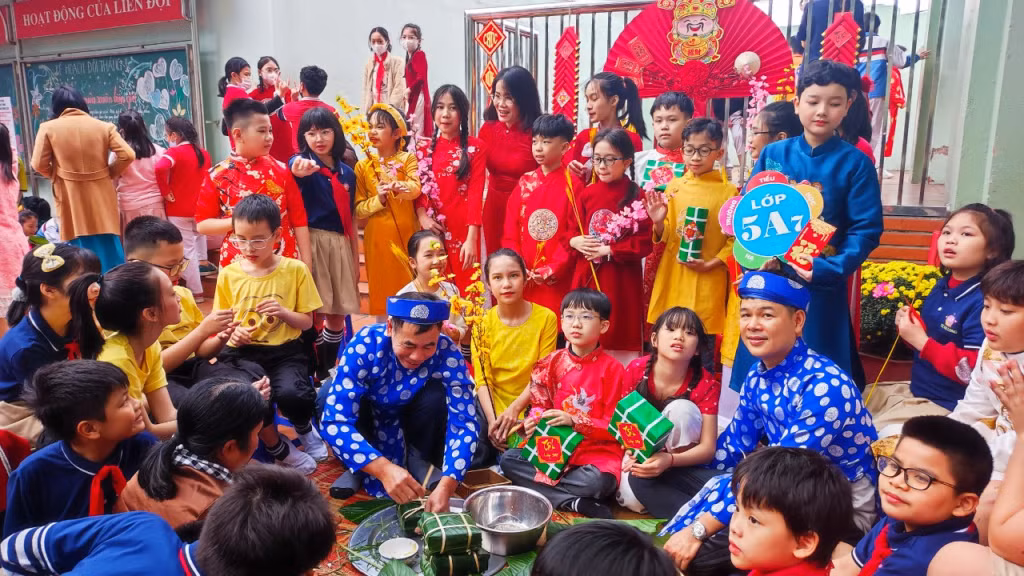 Lễ hội bánh chưng hấp dẫn sự tham gia của học sinh và các bậc phụ huynh.