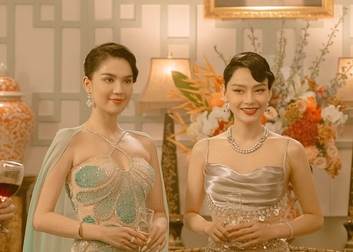 Chị chị em em 2 đánh dấu lần đầu tiên Minh Hằng và Ngọc Trinh đóng chung trên màn ảnh rộng.