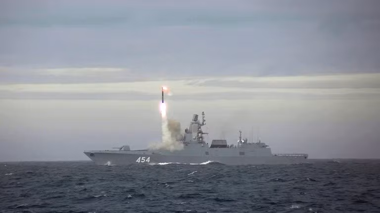 Tàu Đô đốc Gorshkov phóng tên lửa Zircon từ một vị trí trên Biển Barents. Ảnh: Sputnik
