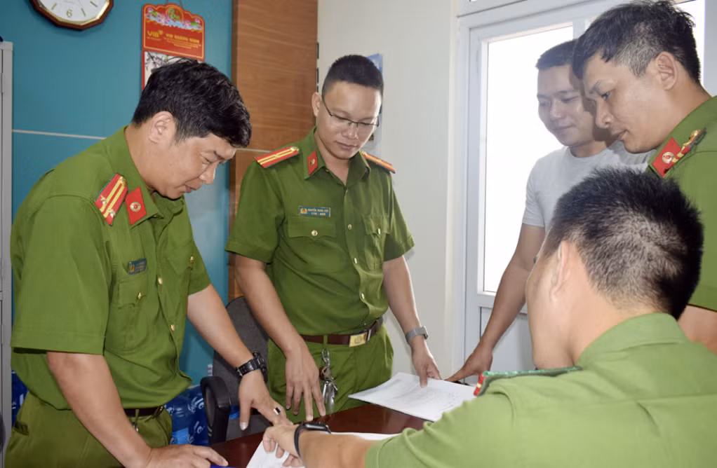 Trung tá Vũ Huy Bình (ngoài cùng, bên trái) cùng CBCS lên phương án truy bắt đối tượng.