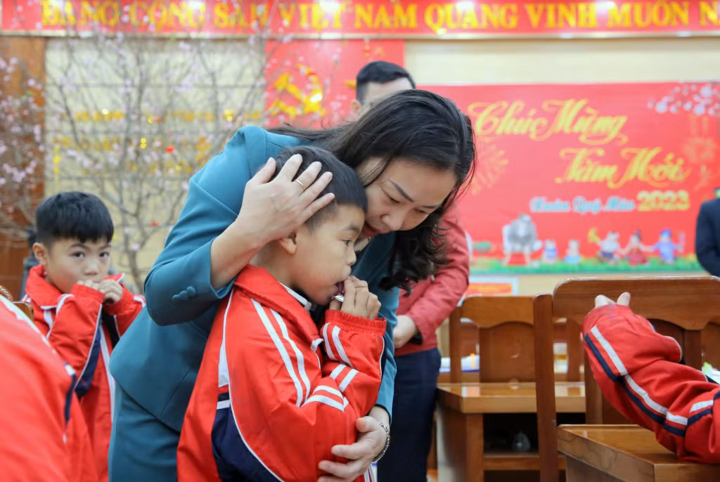 Đồng chí Phó Chủ tịch Thường trực HĐND tỉnh động viên, dặn dò các em nhỏ có hoàn cảnh khó khăn tại Cơ sở.
