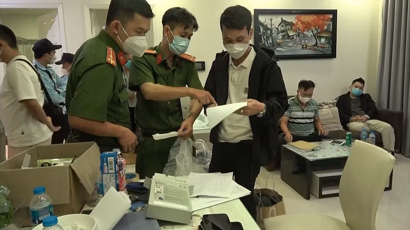 Công an khám xét một địa điểm liên quan các đối tượng vụ đánh bạc.