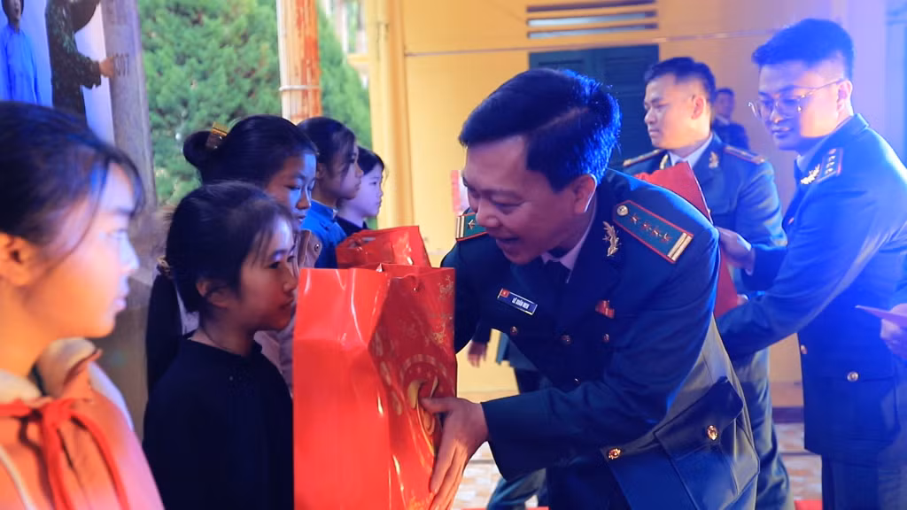 Đại tá Lê Xuân Men, Bí thư Đảng ủy, Chính uỷ Bộ đội Biên phòng tỉnh Quảng Ninh tặng quà cho các em học sinh trong chương trình Nâng bước em tới trường - con nuôi đồn biên phòng.