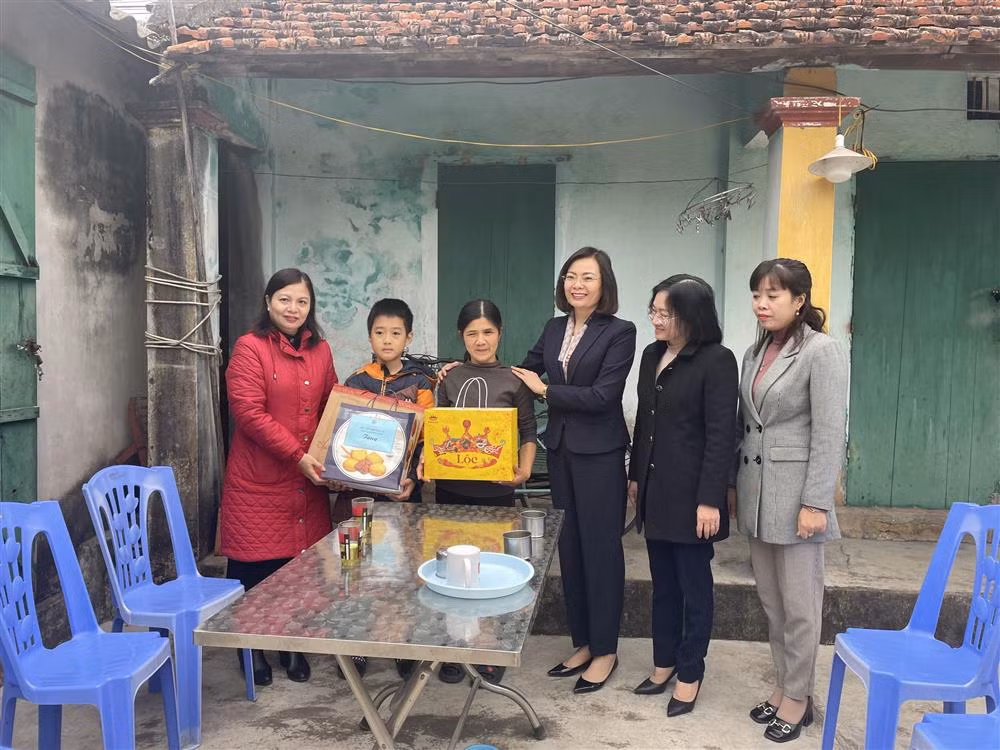 Hội LHPN tỉnh thăm, chúc Tết gia đình chị Phạm Thị Thúy (phường Cộng Hòa, TX Quảng Yên).