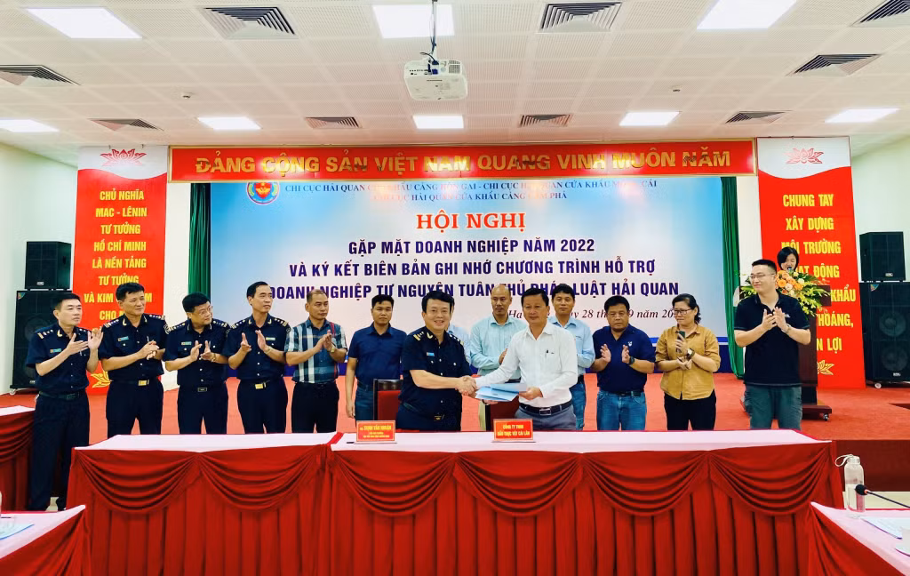 Cục Hải quan tỉnh ký kết Biên bản ghi nhớ công nhận doanh nghiệp tham gia chương trình thí điểm hỗ trợ, khuyến khích doanh nghiệp tự nguyện tuân thủ pháp luật hải quan. Ảnh: Hoàng Nga