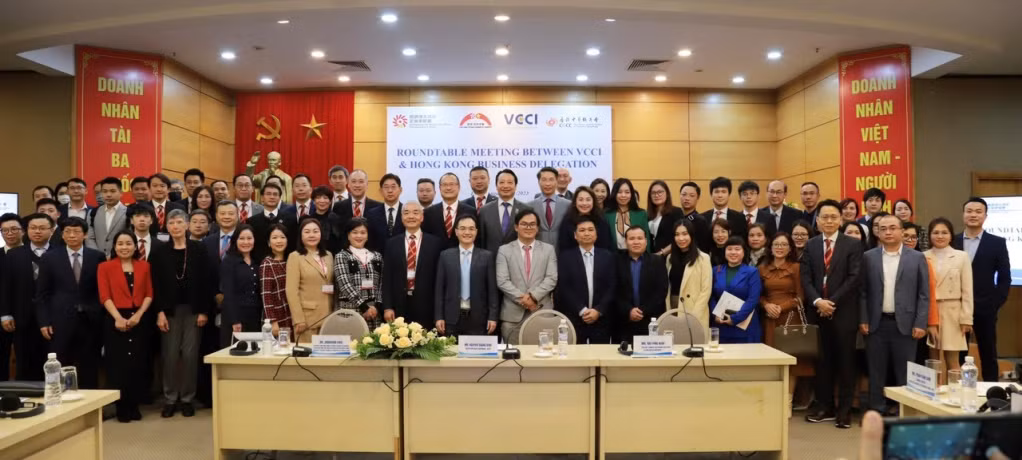 Các đại biểu, khách mời chụp ảnh lưu niệm tại buổi gặp gỡ doanh nghiệp.