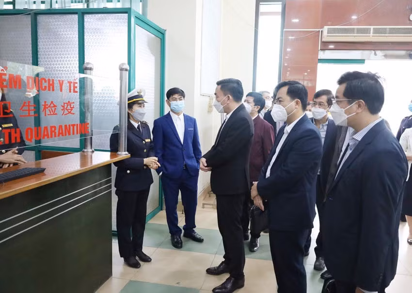 Đoàn công tác của Bộ Y tế kiểm tra công tác phòng chống dịch COVID-19 dịp Tết tại cửa khẩu quốc tế Lào Cai (Ảnh: Thái Bình)
