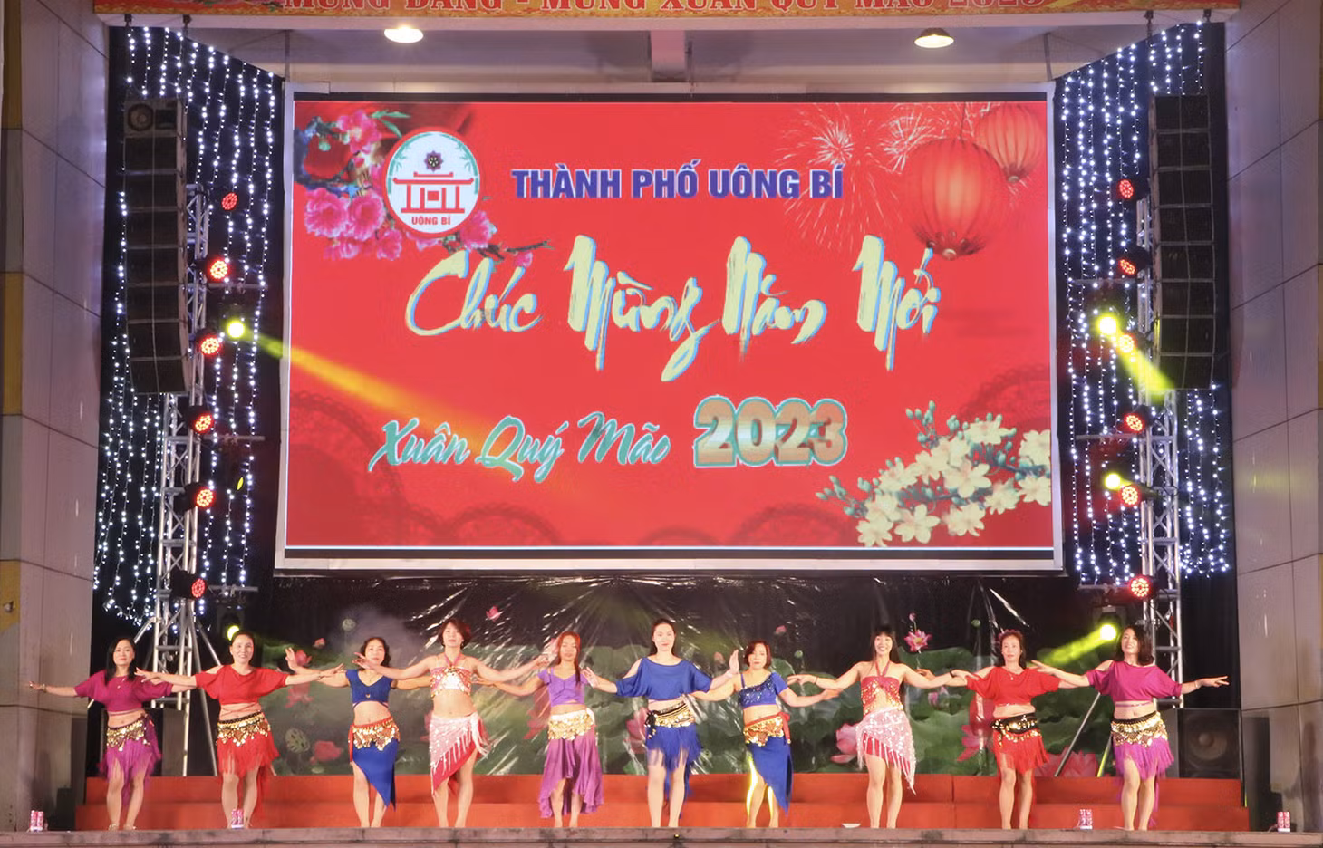 Chương trình dân vũ và dạ hội thanh niên sôi động.