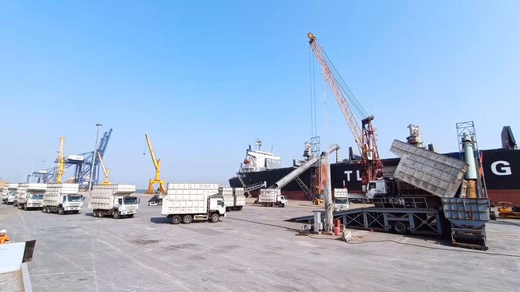 Công tác bốc xếp hàng hóa được thực hiện rất nhanh trong ngày mùng 4 tết Quý Mão 2023.