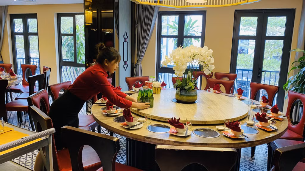 Các nhà hàng trên địa bàn TP Móng Cái chỉnh trang cơ sở, bổ sung nhân lực để đảm bảo phục vụ người dân và du khách tốt nhất.